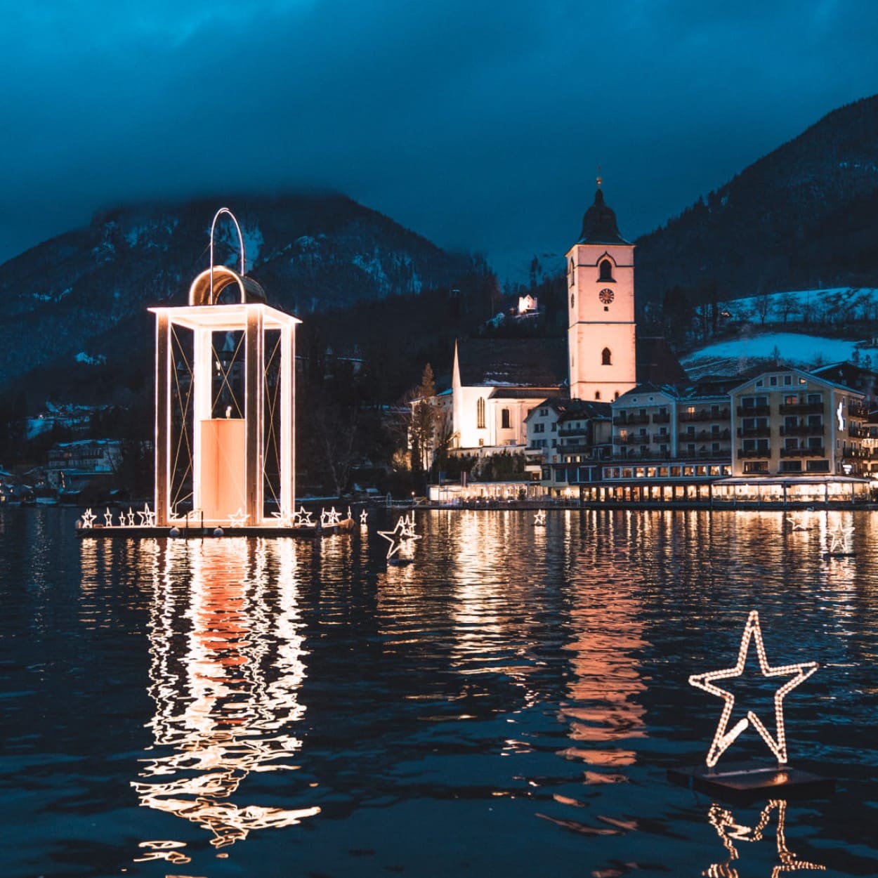 Schwimmende Friedenslichtlaterne auf dem Wolfgangsee © Oberösterreich Tourismus GmbH | Robert Maybach