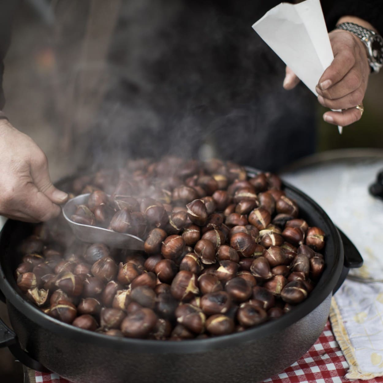 Heiße Maroni am Adventmarkt © Oberösterreich Tourismus GmbH | Robert Maybach