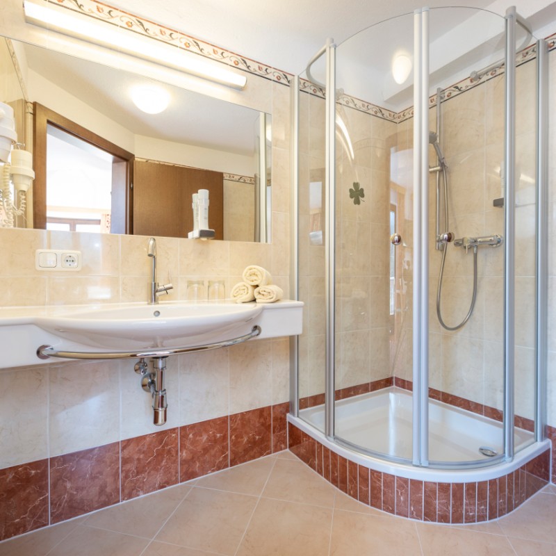 Moderne Hotel Badezimmer in Strobl