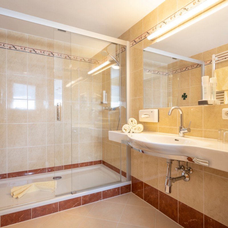 Große Badezimmer im Hotel