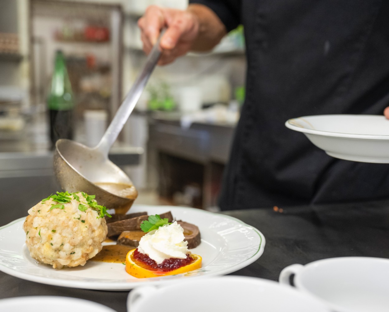 Frische Zubereitung in der Restaurantküche Kleefeld