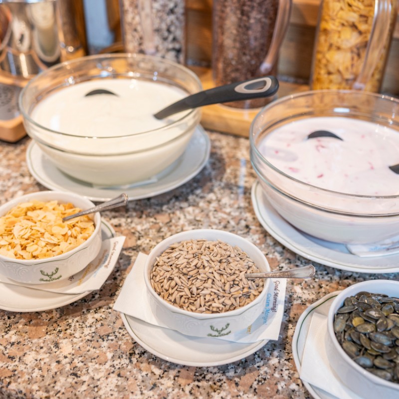 Frisches Frühstücksbuffet mit reichlich Auswahl