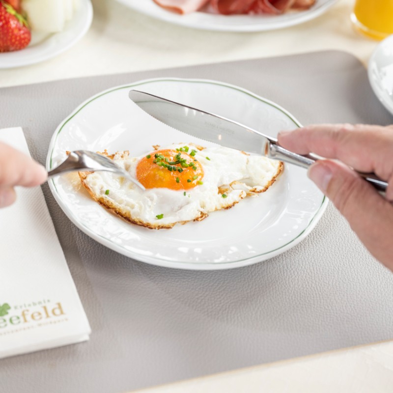 Herzhaftes Frühstück im Urlaub