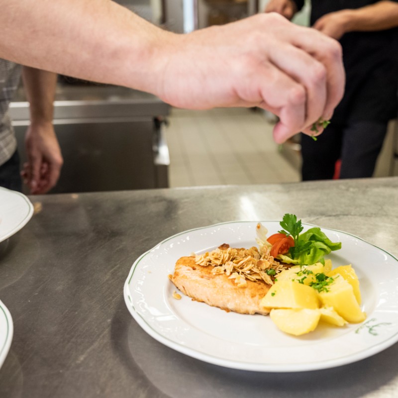 Fisch mit Mandeln und Petersilienkartoffeln im Restaurant Kleefeld in Strobl