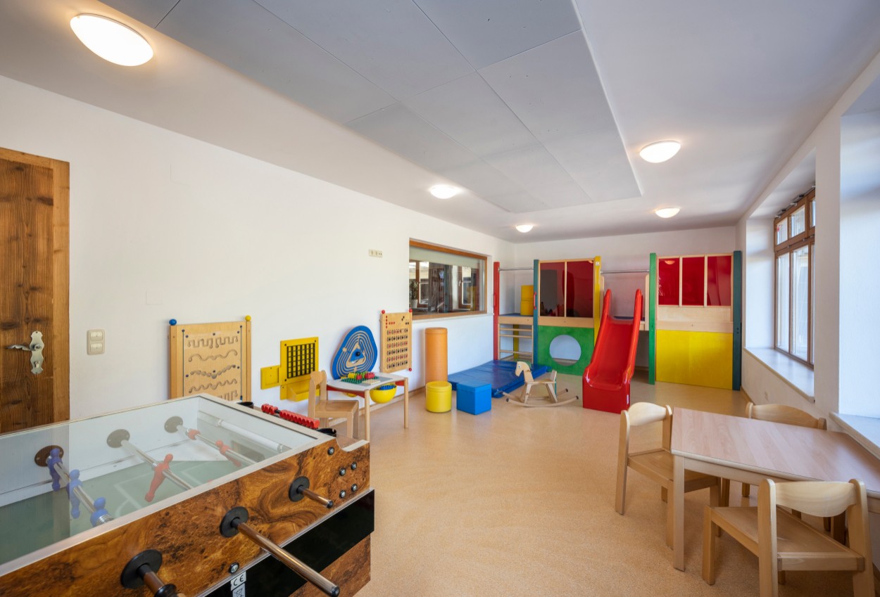 Großzügiges Kinderspielzimmer im Hotel