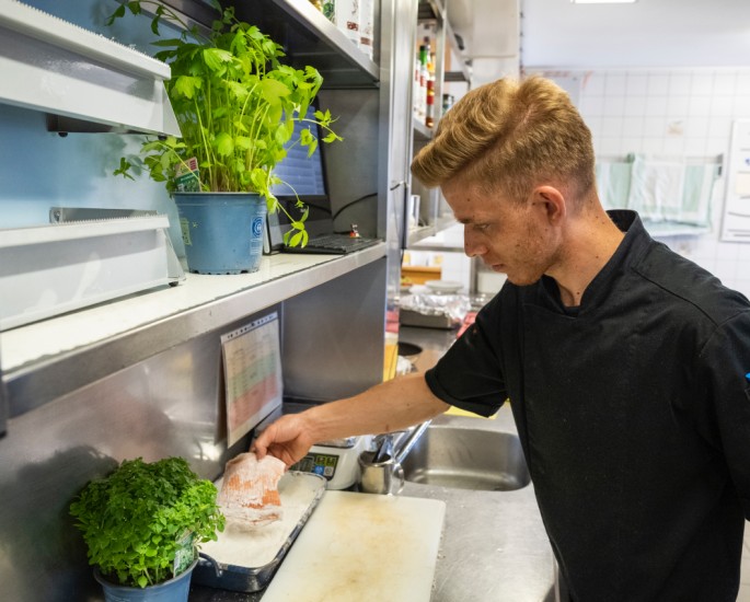 Liebevolle Zubereitung hoteleigener Fische