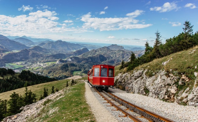 Auffahrt mir der Schafbergbahn © Shutterstock.com